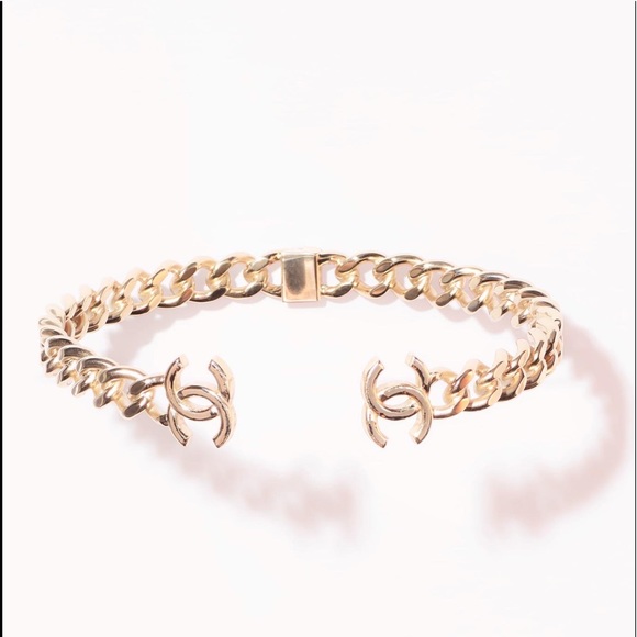 CHANEL Jewelry - ❌SOLD❌ CHANEL 22C “Heart of Gold” CC Logo Medium Gold Choker Necklace - NEW!